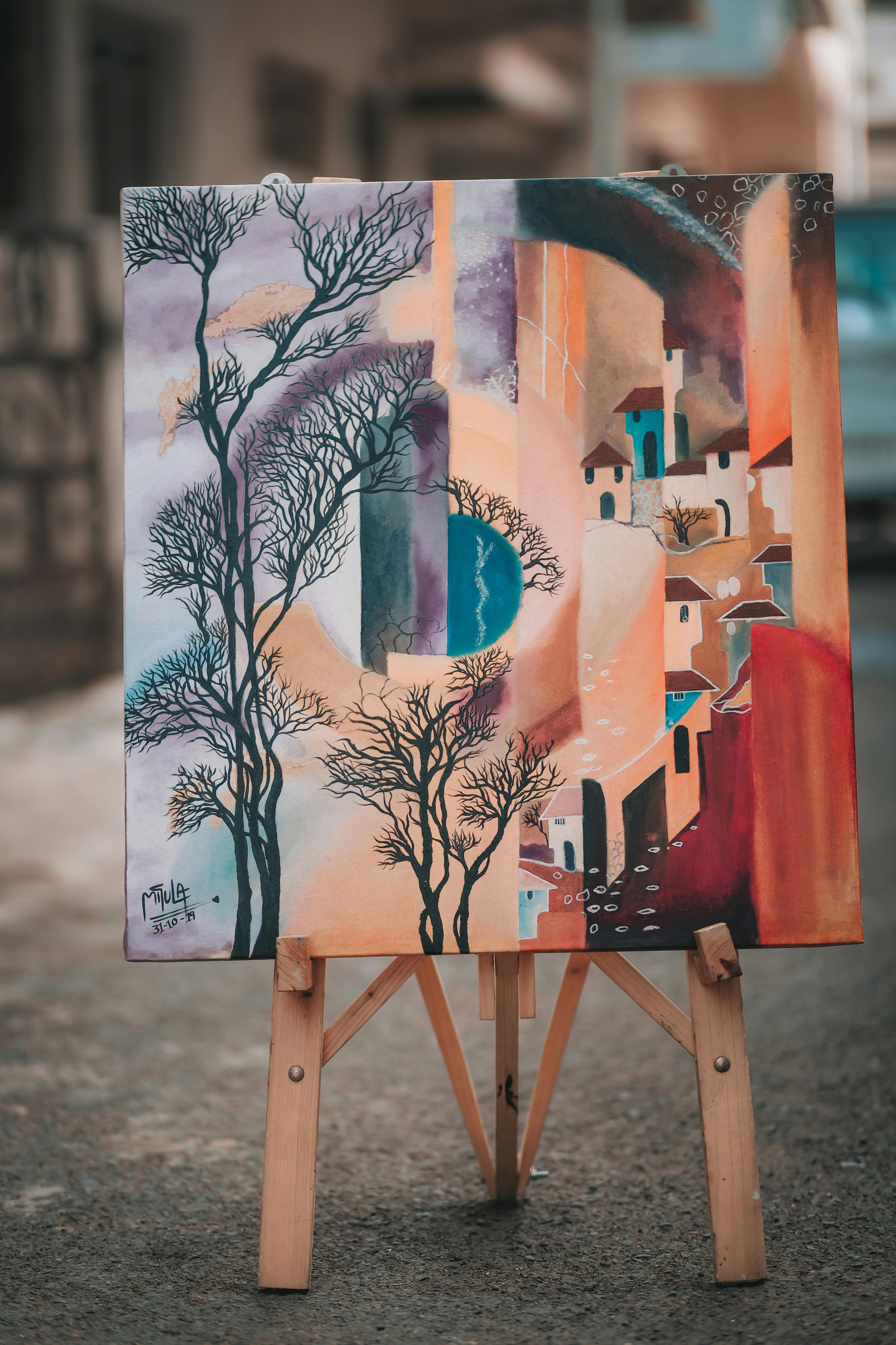 Person lernt online mit Laptop und Notizbuch