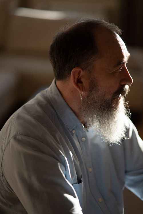 Free Profile of a bearded man in soft natural light, highlighting reflective mood. Stock Photo
