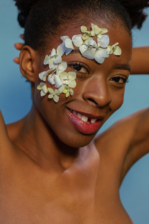 Gratis stockfoto met Afro-Amerikaanse vrouw, bloemen, bloot Stockfoto