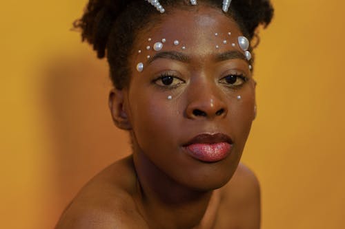 Gratis arkivbilde med afrikansk-amerikansk kvinne, afro hår, ansikt
