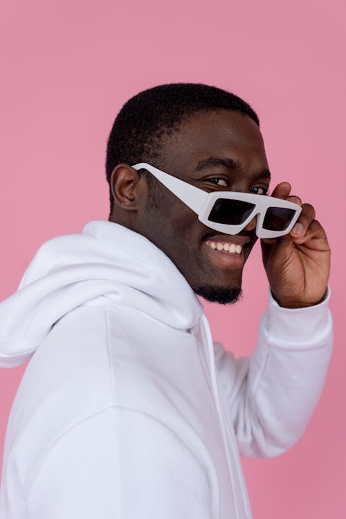 Free Smiling African American male in white hoodie and sunglasses Stock Photo