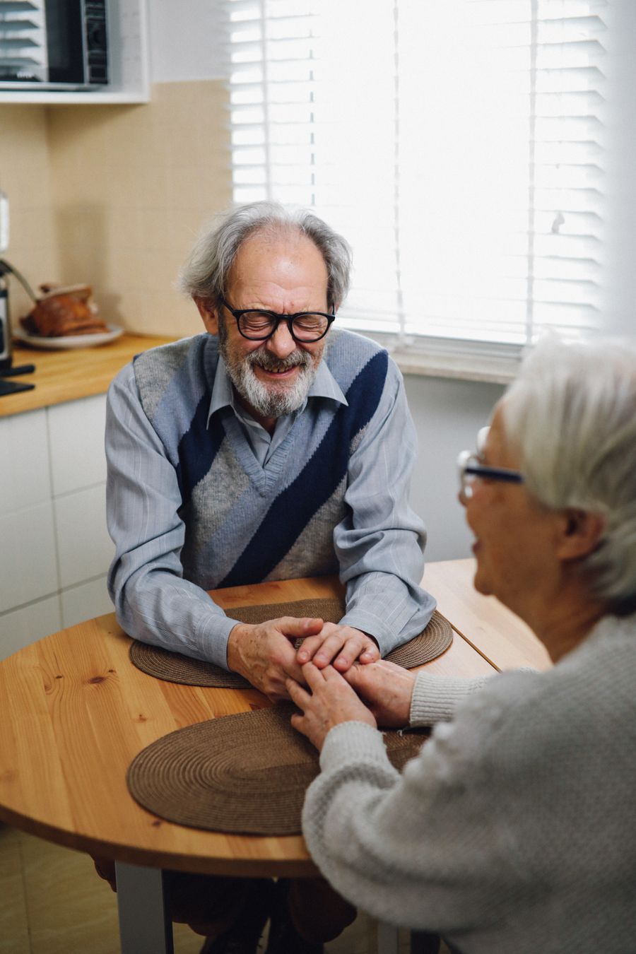Pareja de adultos mayores juntos