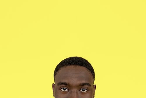 남자, 노란색 배경, 눈의 무료 스톡 사진