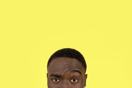 Imagine de stoc gratuită din bărbat afro-american, fundal galben, îndoială