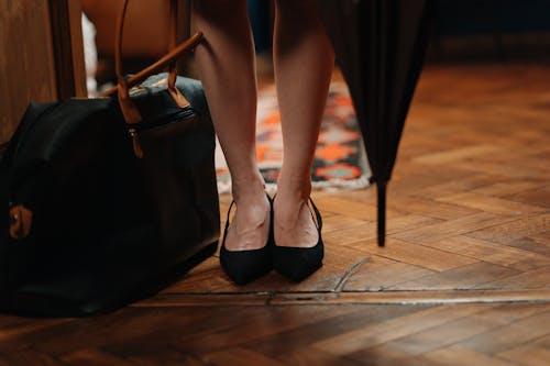 Darmowe zdjęcie z galerii z buty, drewniana podłoga, kobieta