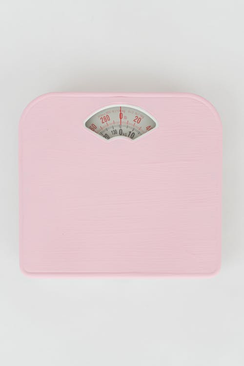 白い表面にピンクの体重計