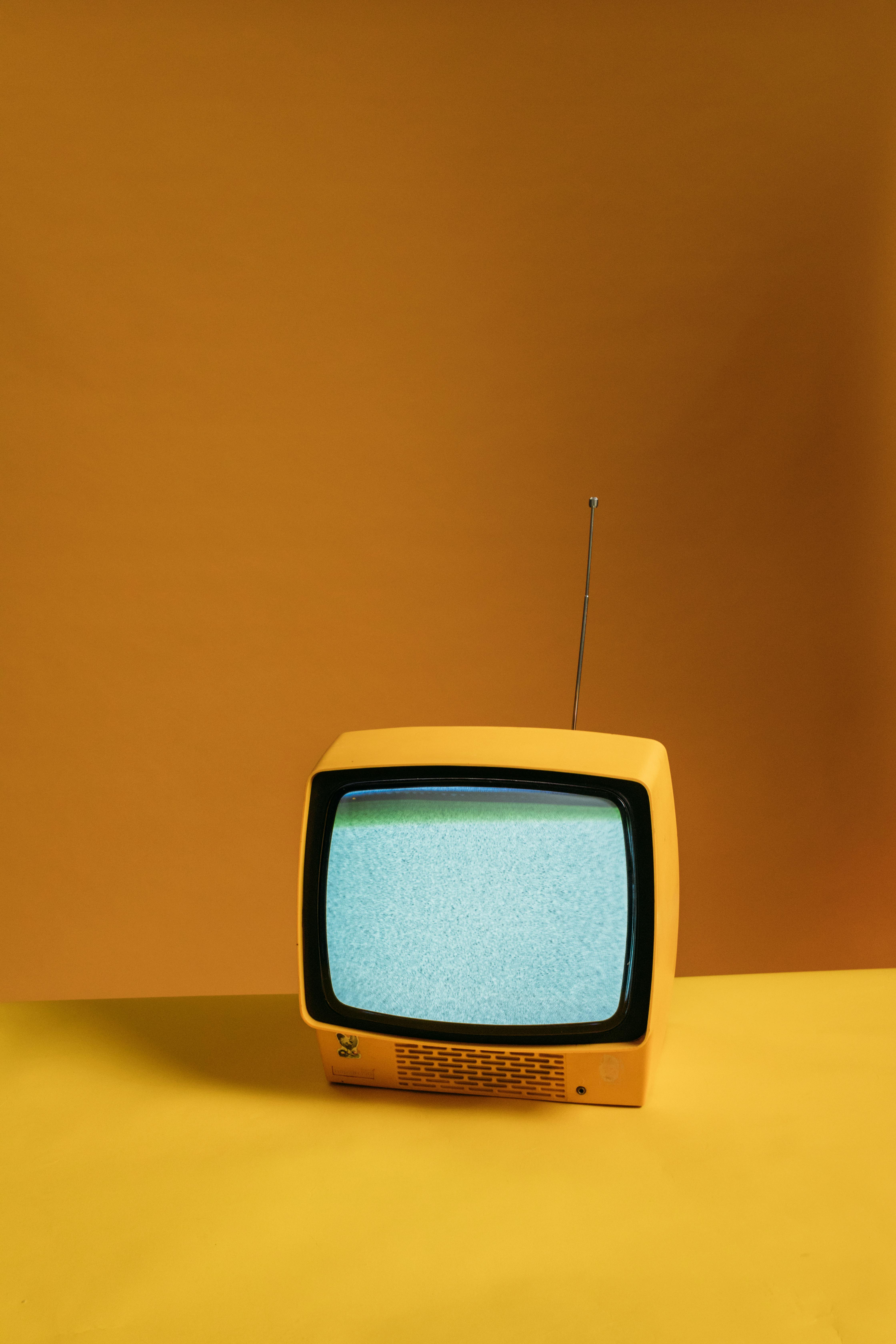 Classic Yellow TV: Một chiếc TV cổ nổi bật với tông màu vàng đậm, thiết kế hoài cổ nhưng cực kỳ độc đáo và sáng tạo, chắc chắn sẽ khiến bạn có những trải nghiệm thú vị trong hành trình khám phá không gian nhà cổ của bạn.