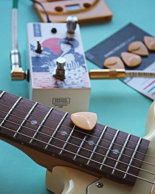 alet, dikey atış, gitar penası içeren Ücretsiz stok fotoğraf