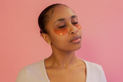 Gratis lagerfoto af afroamerikansk kvinde, ansigtsbehandling, ansøge
