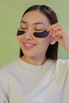 grace & stella Under Eye Mask - Birthday Gifts for Women, Gifts for Mom, Under Eye Patches to Reduce Dark Circles, Puffy Eyes, Eye Bags, Wrinkles, Travel Size Toiletries, Vegan (24 Pairs, Gold)