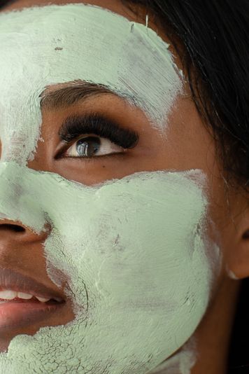 Femme avec un masque à l'argile verte sur le visage
