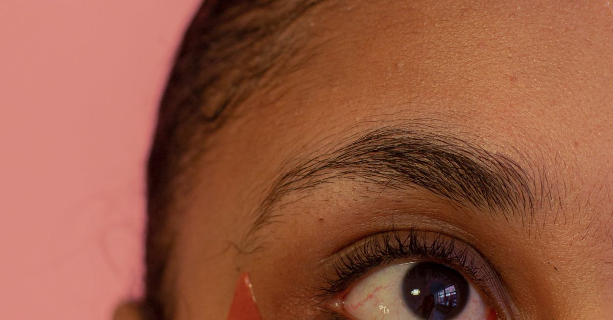 How to properly apply eye ointment