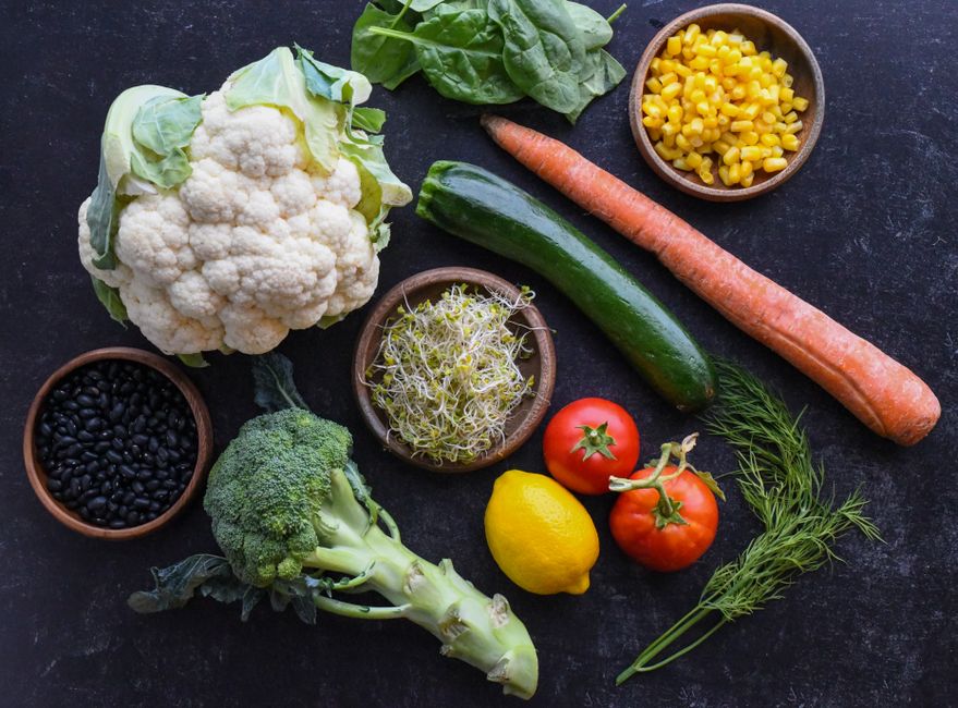 Semillas germinadas frescas de brócoli, alfalfa y rábano en un recipiente de vidrio con agua