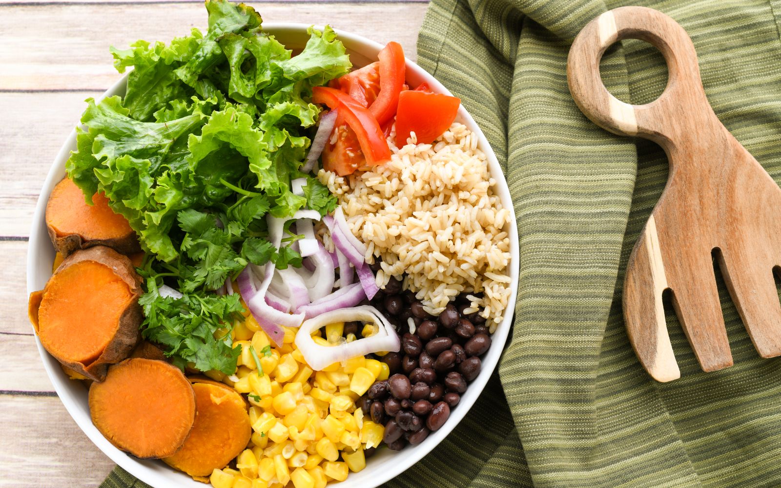 Foto de Bowl andino de quinoa, feijão-preto e batata-doce assada