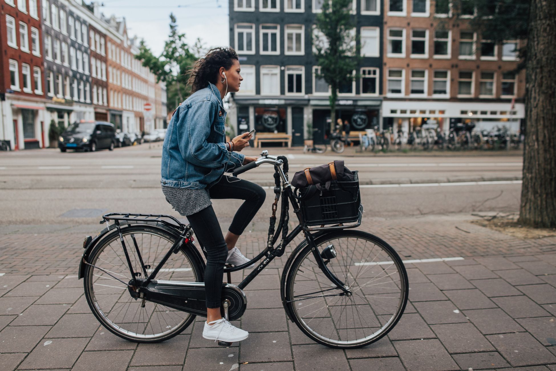 Vrouw (42) bekeurd voor fietsen met telefoon, blijkt nog celstraf open te hebben staan