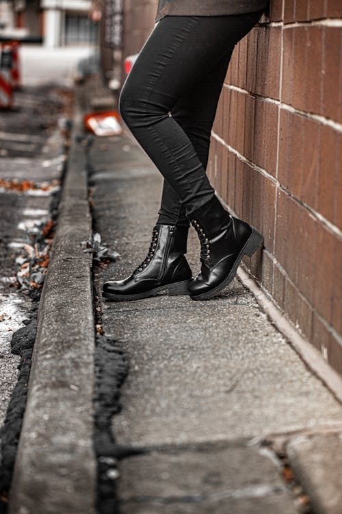 Foto profissional grátis de apoiando, botas de couro, de pé