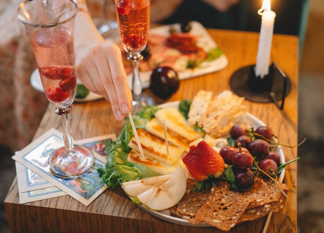 Online dating: starting a conversation on a niche platform