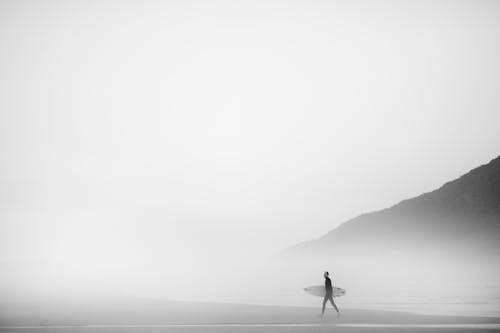 Darmowe zdjęcie z galerii z czarno-biały, deska surfingowa, góra