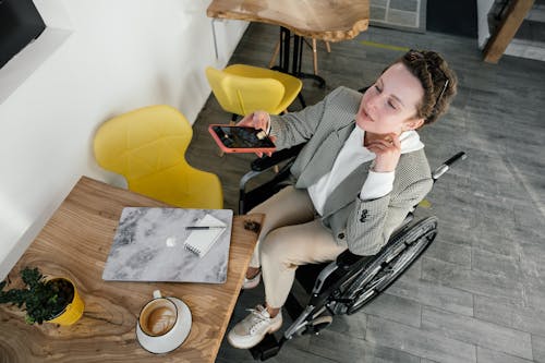 Free Disabled woman taking photo of latte and laptop Stock Photo