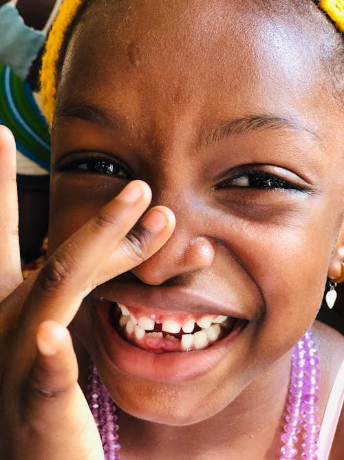 Kostnadsfri bild av afrikansk tjej, fingrar, flicka