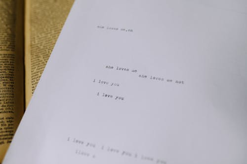 Free A Bond Paper with Typewritten Message Stock Photo