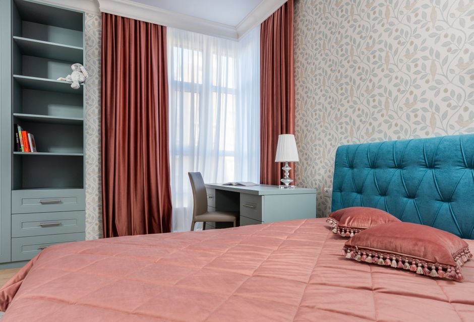 Gezellige woonkamer met terracotta gordijnen en planten. Gezellige woonkamer met terracotta gordijnen en planten.