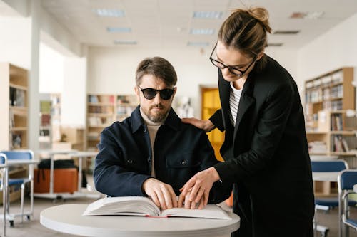 Gratis arkivbilde med assistanse, berøre, blind