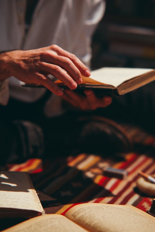 Foto profissional grátis de fechar-se, leitura, literatura