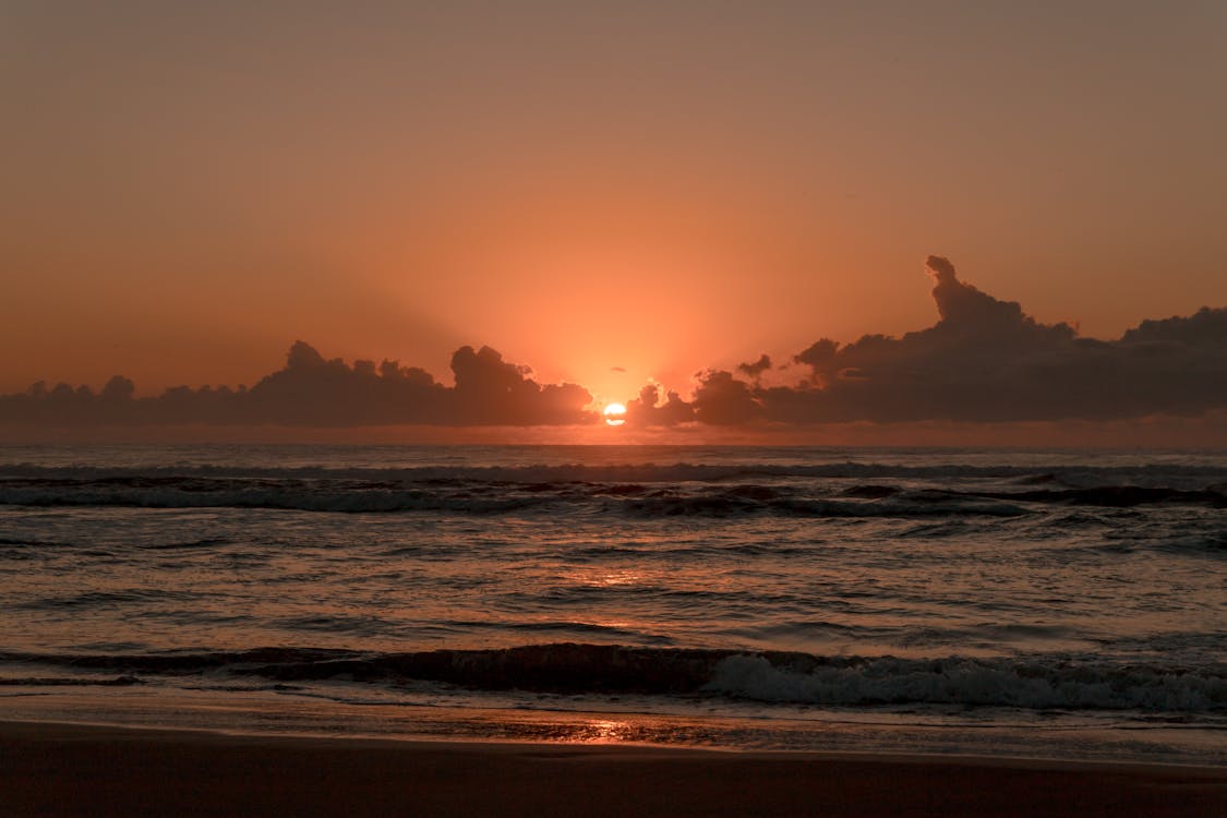 Free Waves Crashing on Seashore during Sunset Stock Photo