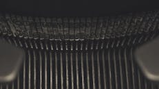 旧打字机的金属部件特写展现了其机械结构的复杂性