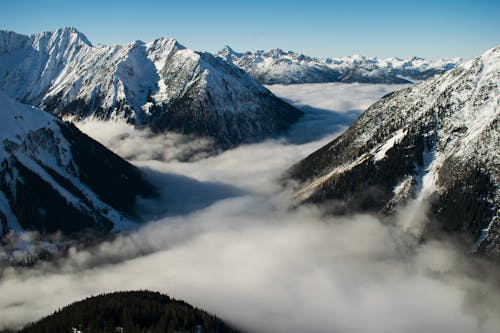 Gunung Berbatu Dengan Kabut Di Foto Siang Hari
