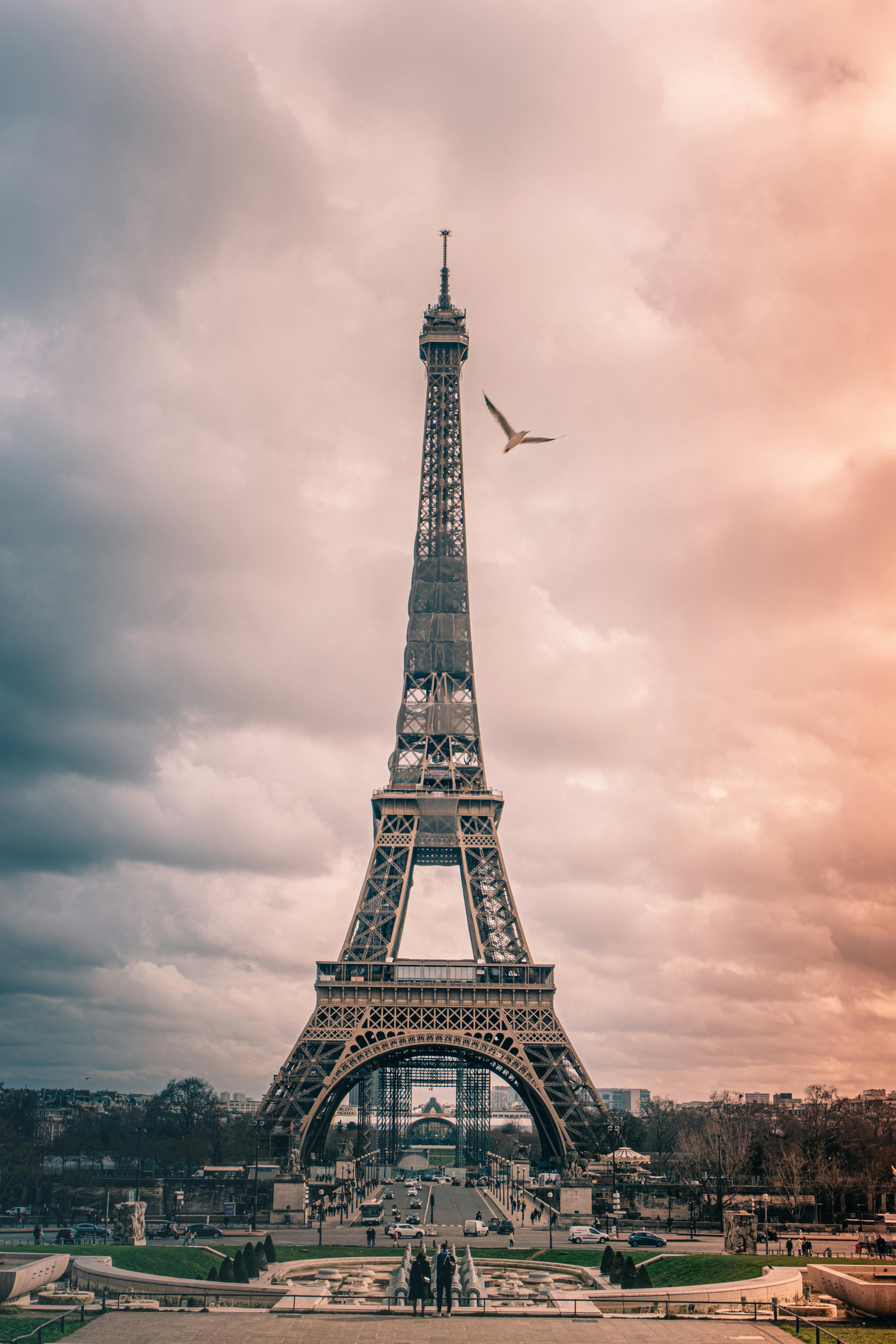 Bức ảnh liên quan đến The Eiffel Tower là một điểm đến tuyệt vời cho những ai yêu thích vẻ đẹp kiến trúc. Tháp Eiffel là một trong những công trình kiến ​​trúc đặc sắc nhất trên thế giới và là niềm tự hào của Paris. Hãy xem bức ảnh và khám phá những góc cạnh độc đáo của nó.