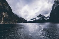 米尔福德湾峡湾云雾缭绕，海水宁静，景色令人惊叹