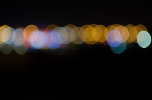 黑暗背景上，充满活力的失焦灯光创造出美丽的散景