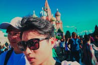 在俄罗斯莫斯科圣巴兹尔大教堂附近，青少年们正享受阳光明媚的一天