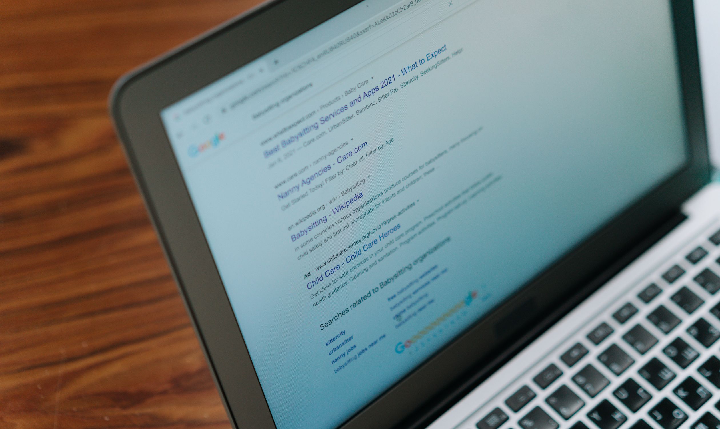 Nom de domaine et hébergement : comment bien choisir pour son site pro en 2026 3 Ordinateur portable affichant une page de recherche Google, visibilité d'un site local à Saint-Nazaire