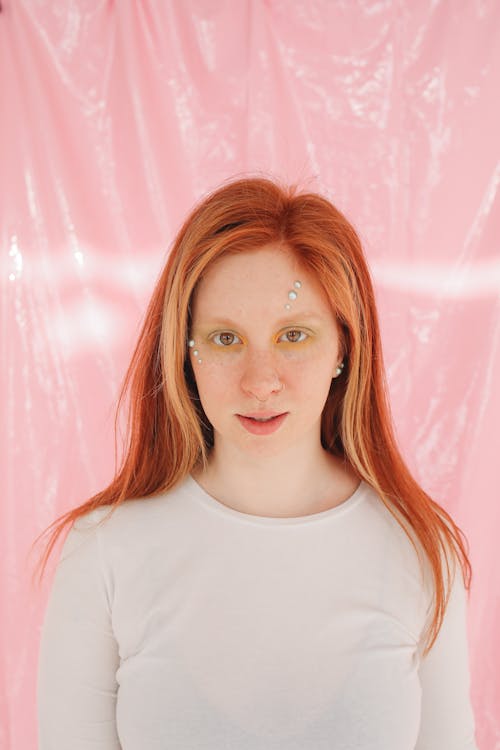 grátis Foto profissional grátis de cabelo comprido, fundo cor-de-rosa, mulher Foto profissional