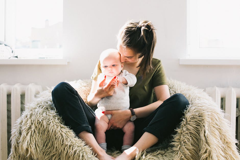 Latih bayi dengan mendudukkannya di pangkuanmu. (Foto: Pexels)