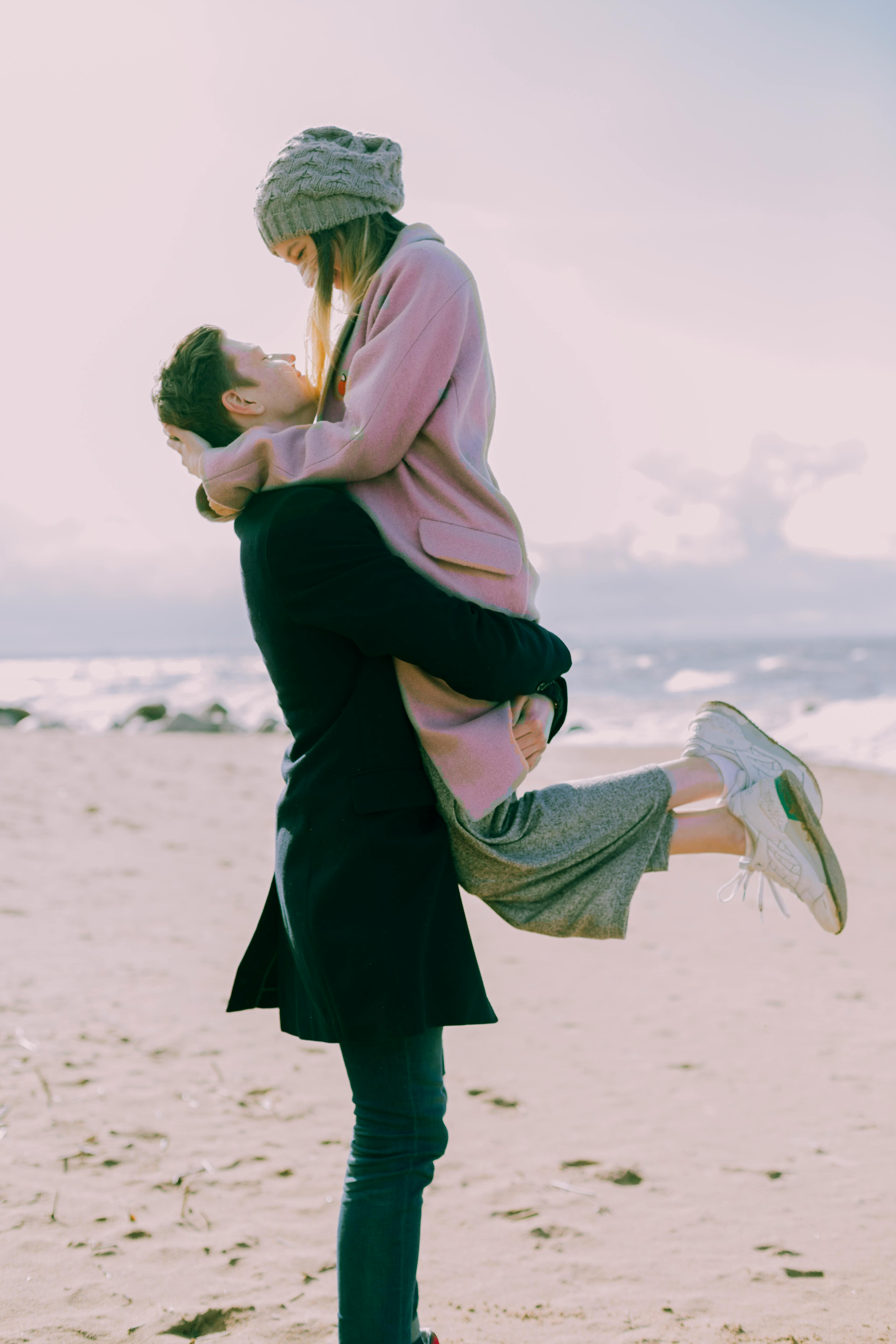 Perfect couple at the beach | Photo: Pexels