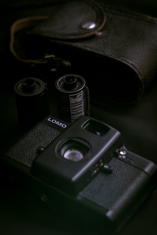 Бесплатное стоковое фото с аналоговая камера, вертикальный выстрел, винтажная камера