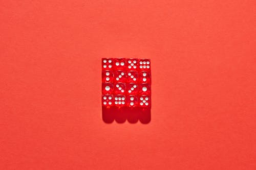 Bezpłatne Darmowe zdjęcie z galerii z czerwone tło, kostka, kostka do gry Zdjęcie z galerii