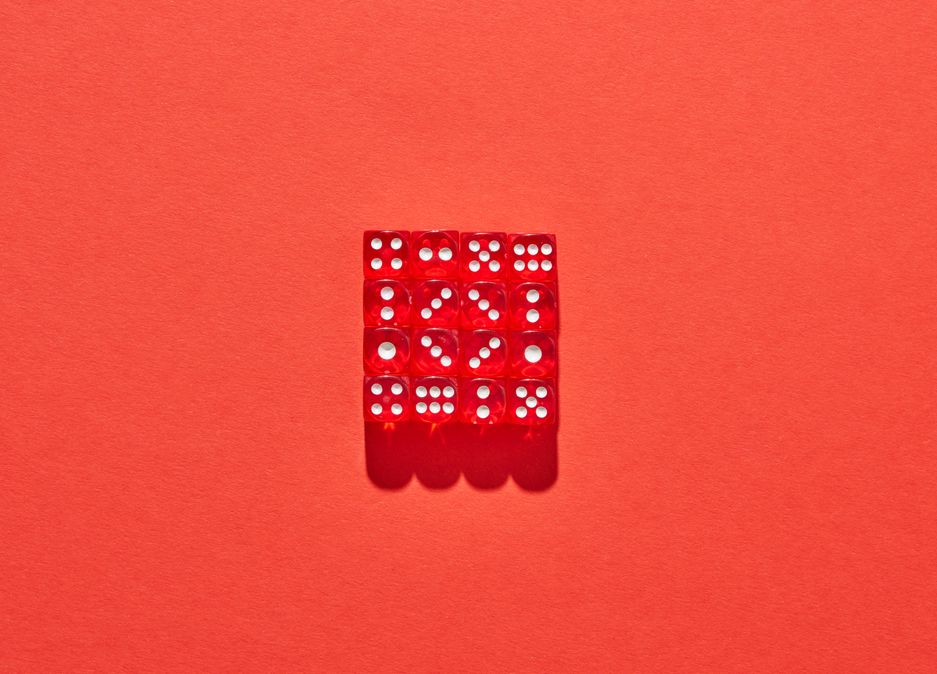 Bitcoin und andere Kryptowährungen auf digitalen Geräten im Online Casino Kontext