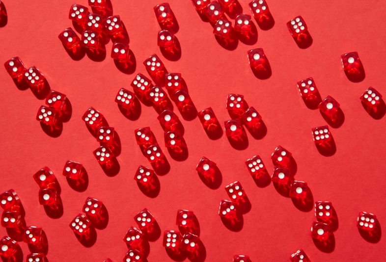 Glücksspieler mit Smartphone online casino spielen