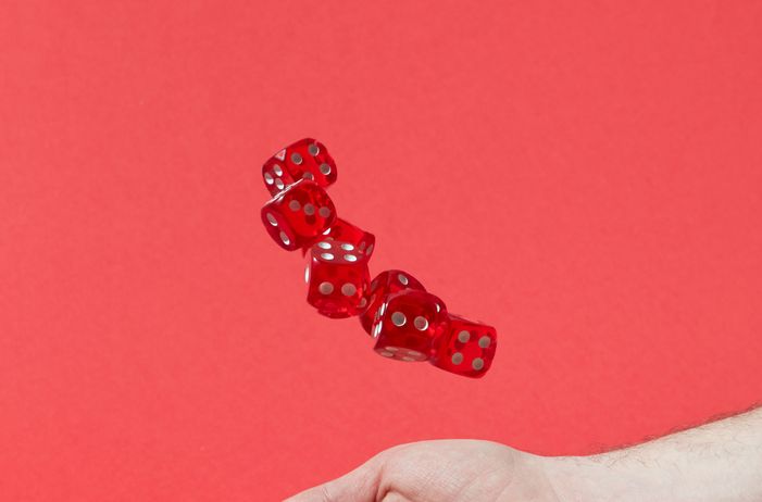 Video Poker Spielautomaten in einem Casino mit verschiedenen Bildschirmen