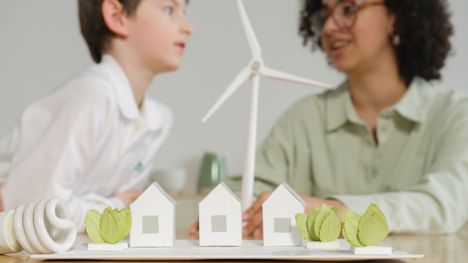Energiezuinige LED-lampen verlichten groene woning. Energiezuinige LED-lampen verlichten groene woning.