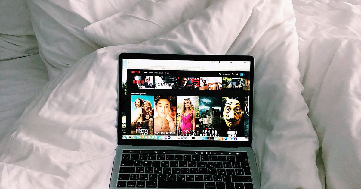 Laptop z odtwarzanym filmem