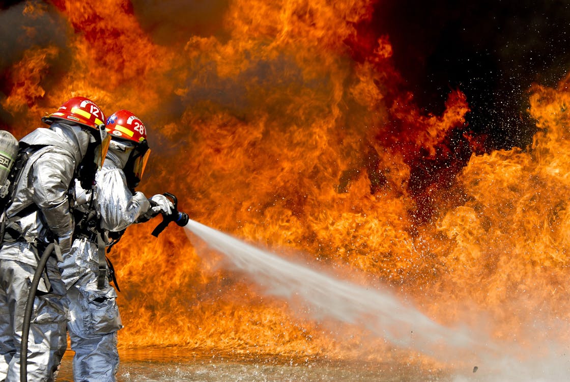 Gratis Foto De 2 Bombero Matando Un Incendio Enorme Foto de stock