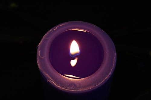 明亮的光线, 浅紫色背景, 燃烧的蜡烛 的 免费素材图片
