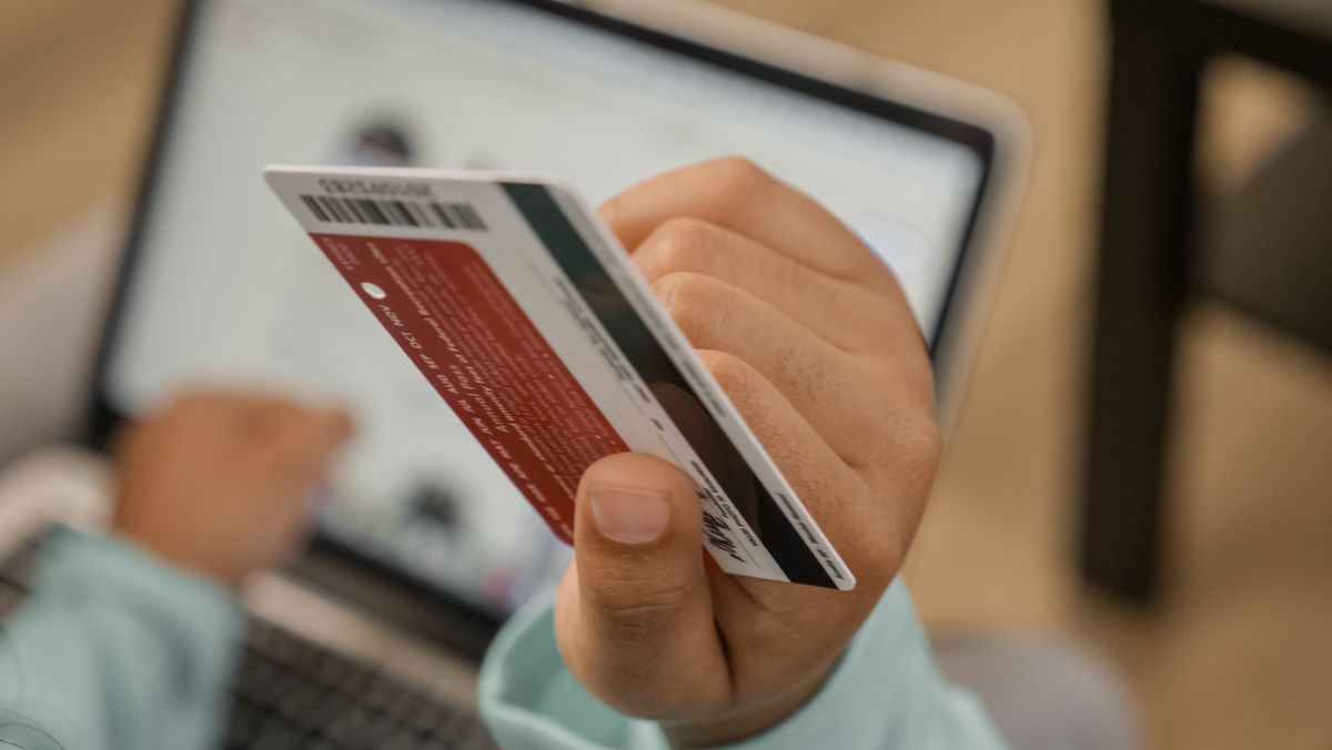Kredi kartı ve dizüstü bilgisayar ile online ödeme işlemi yapılıyor