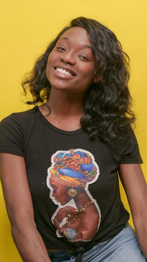 Gratis lagerfoto af afroamerikansk kvinde, bølget hår, glad